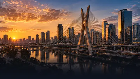 Ponte Estaiada ao entardecer: transfer privativo em São Paulo